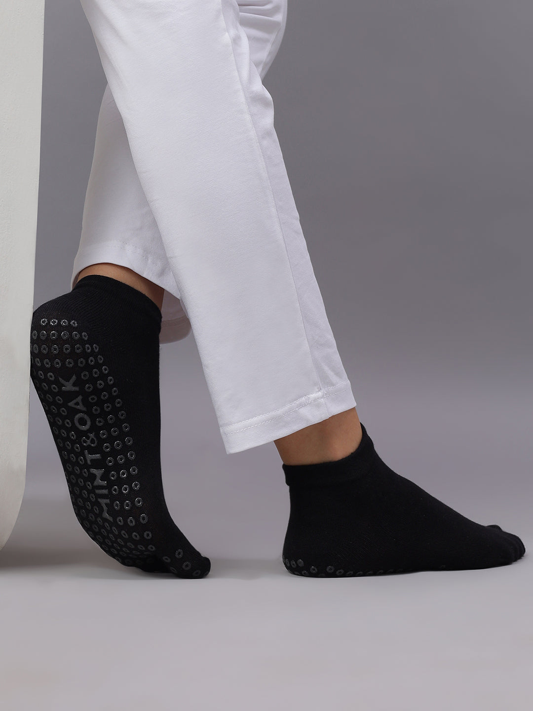 Pilates - Unisex Two-Toe Grip Socks – Anti-Slip Socks for Yoga, Pilates - Black